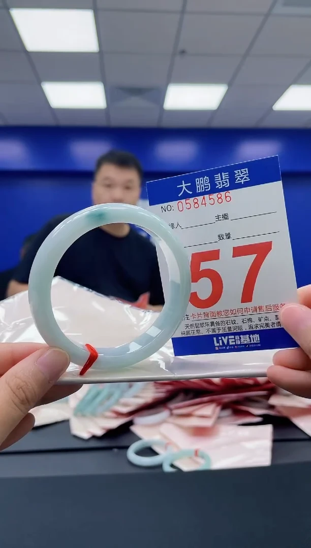翡翠手镯未镶嵌AAAAAAAA