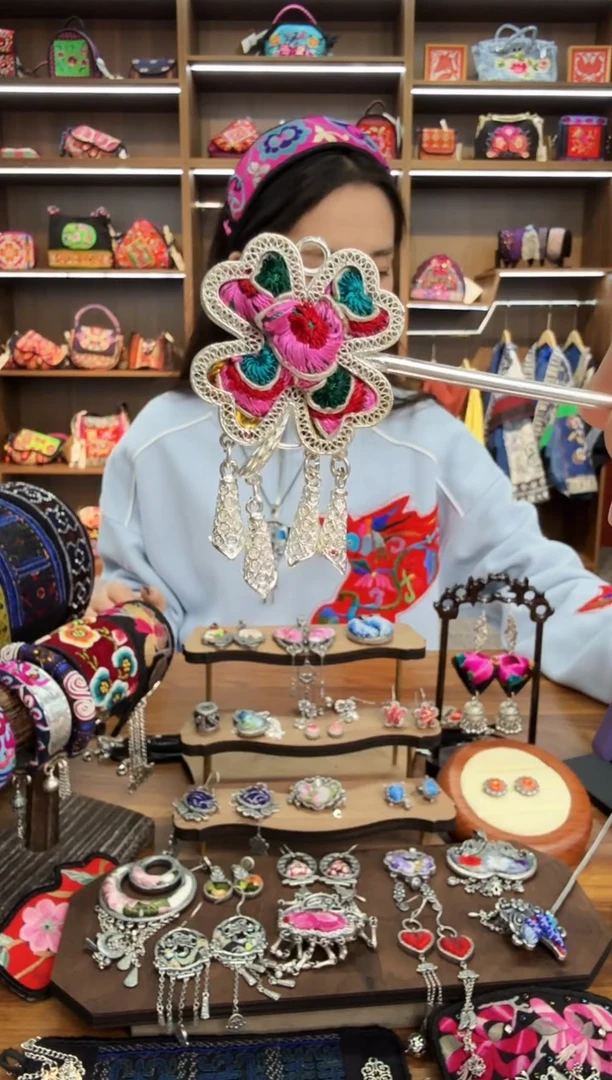 【闪购商品】织绣37蒙阿苏苗绣传承