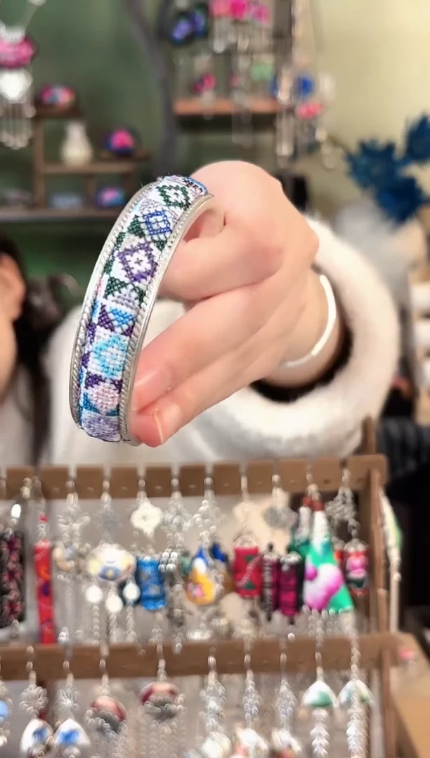 彩云南阁非遗老绣苗银饰品265