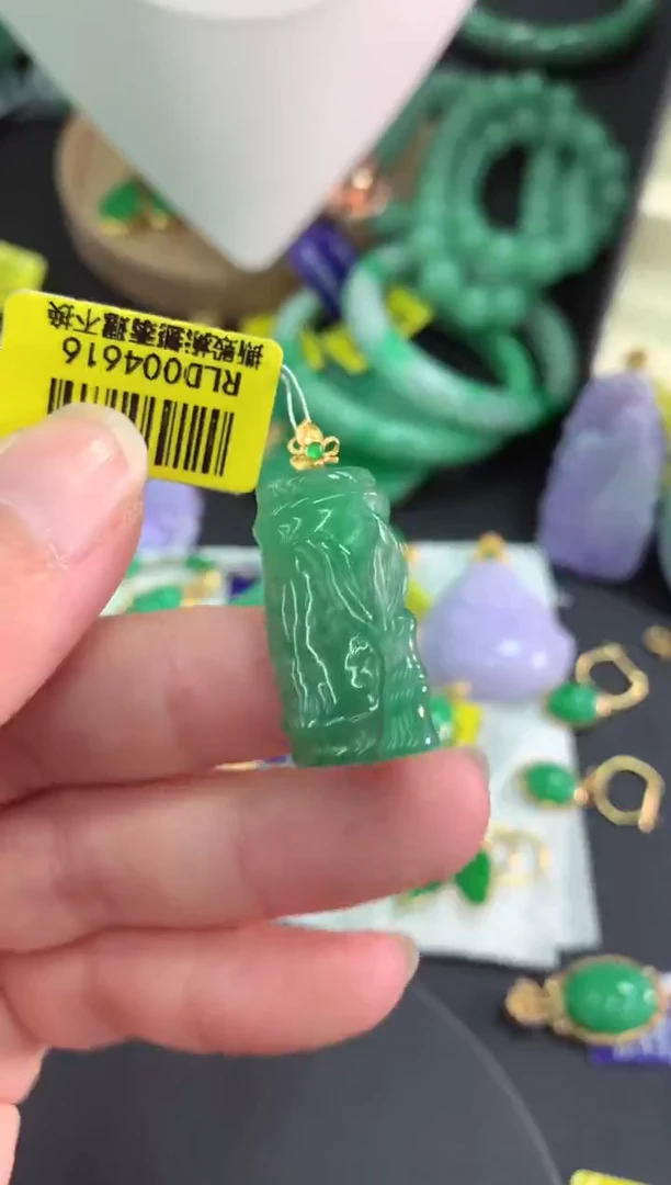 颈饰18K金镶嵌翡翠挂件