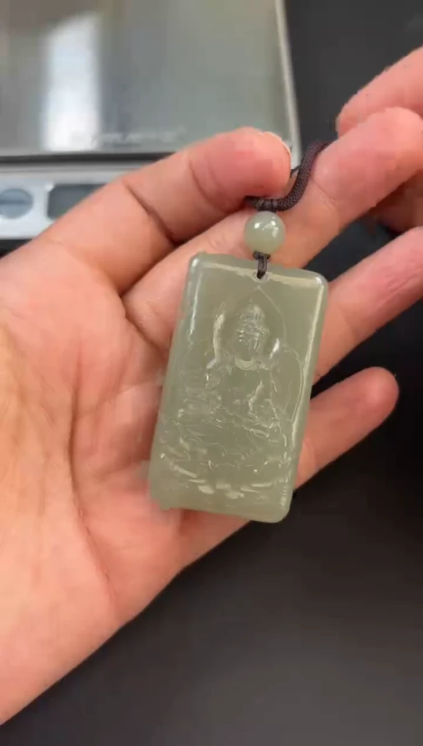 和田玉未镶嵌吊坠(赠链)且末微色差近矿吊坠