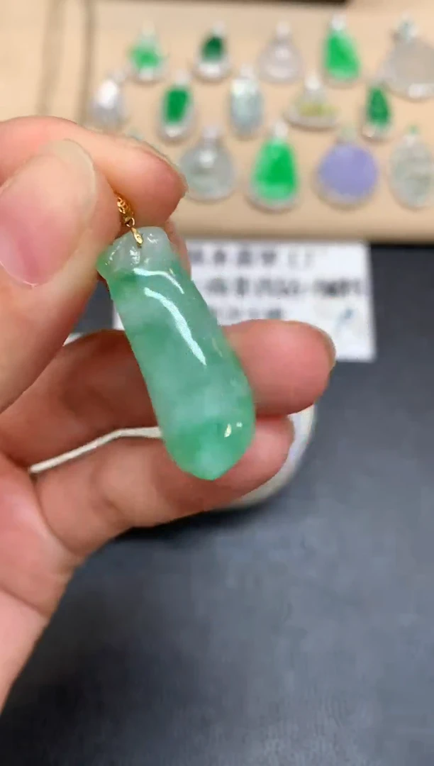 颈饰18K金镶嵌翡翠福瓜【无服务费
