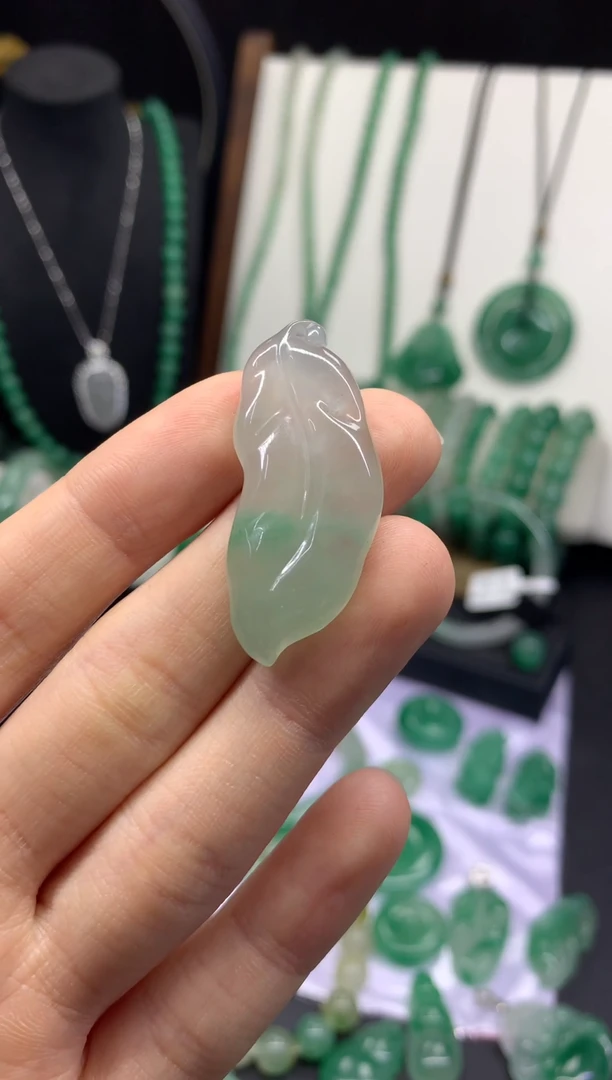 吊坠(不含链)未镶嵌石英质玉（非洲翠）随形金枝玉叶
