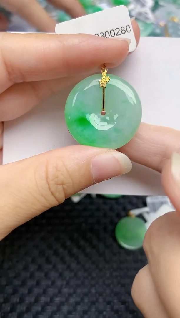 翡翠18K金镶嵌颈饰天然A货翡翠