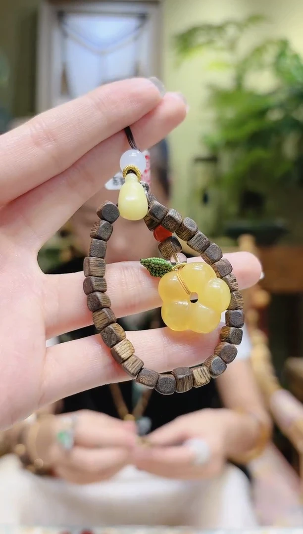 【闪购商品】沉香手串蜜蜡三通小花沉香方糖手机挂