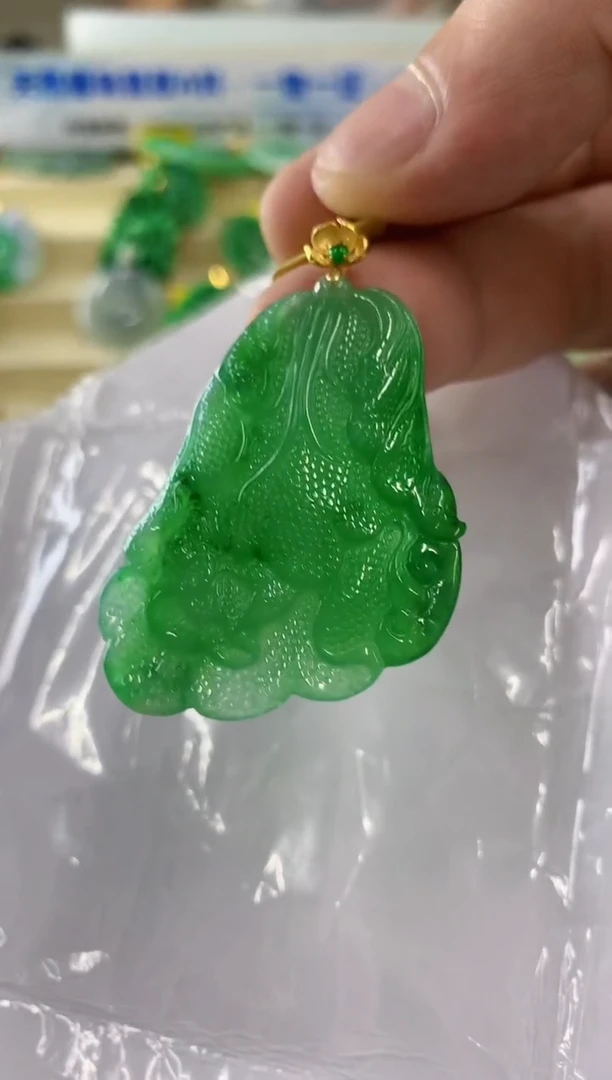 翡翠18K金镶嵌颈饰挂件