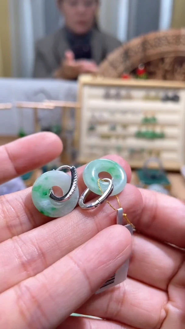 【闪购商品】翡翠颈饰未镶嵌甜甜圈一对