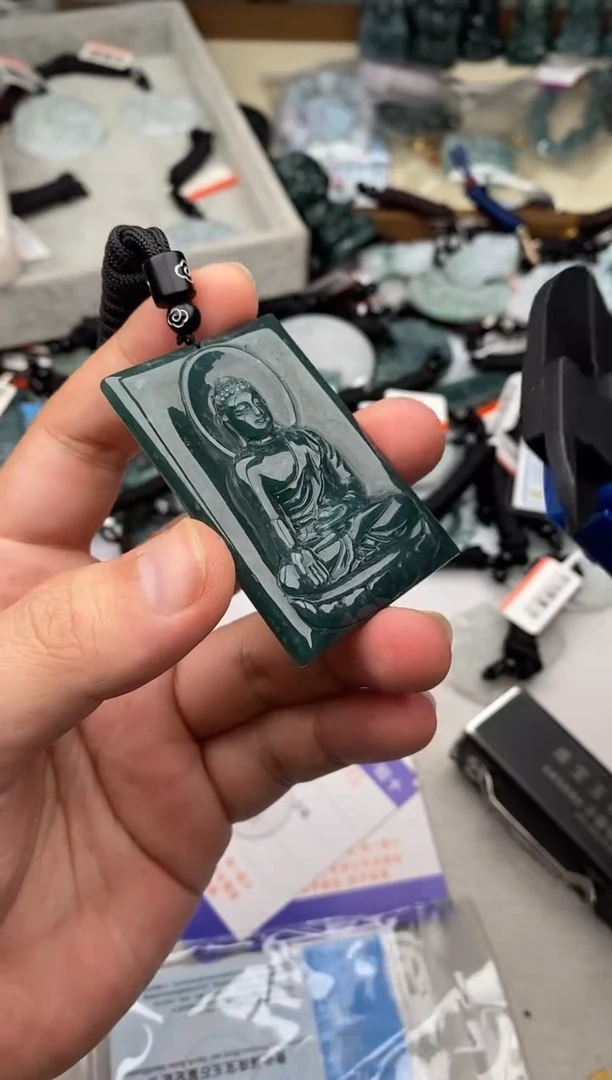 翡翠未镶嵌颈饰多样性发其一