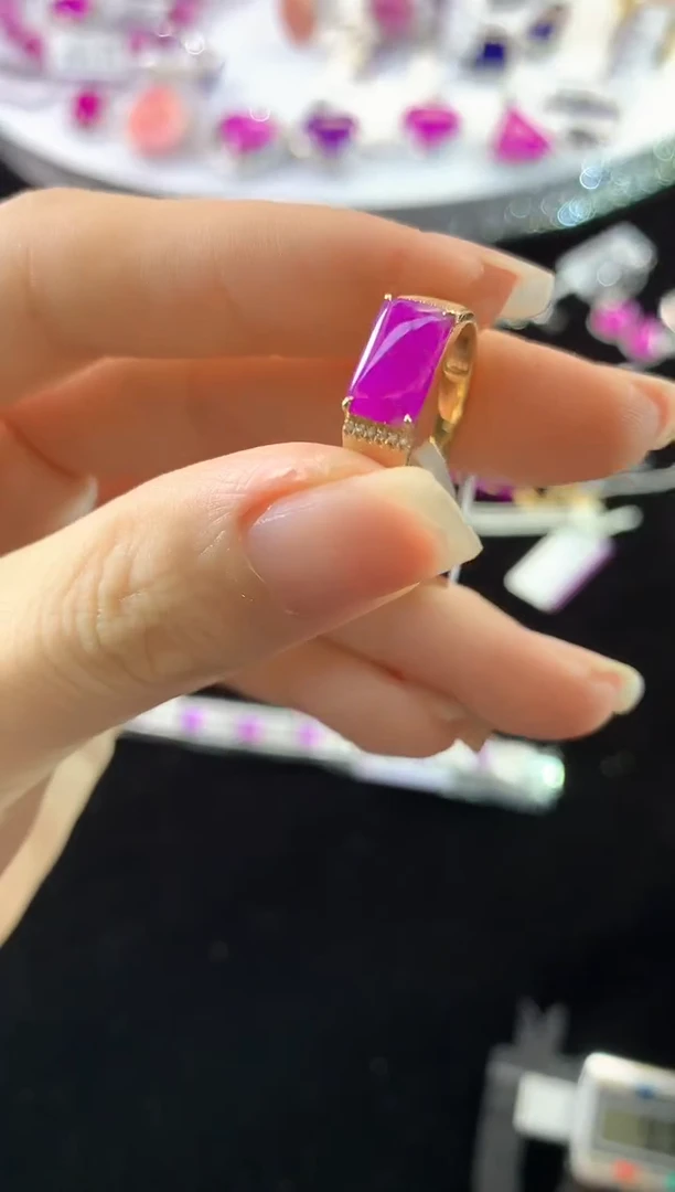 18K金镶嵌苏纪石（舒俱来）.戒指