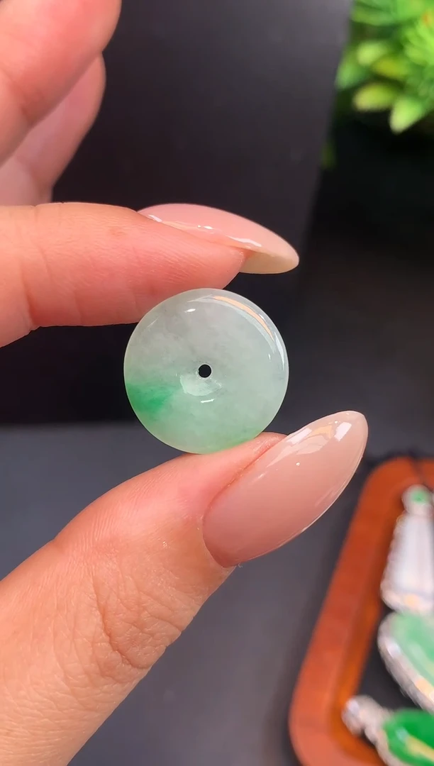 颈饰未镶嵌翡翠平安扣