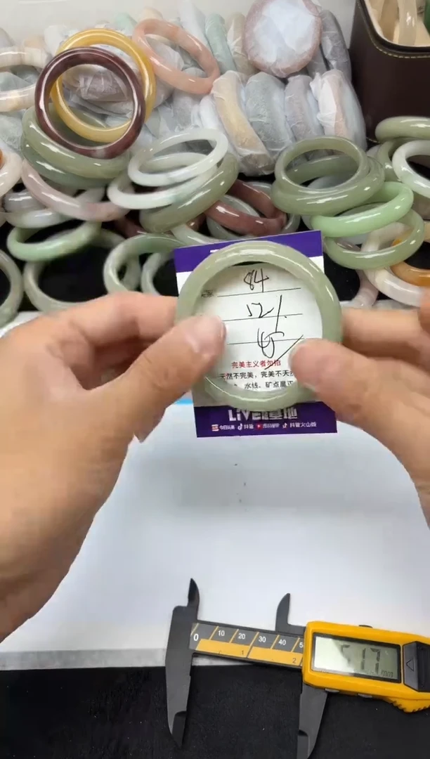 未镶嵌手镯石英质玉84