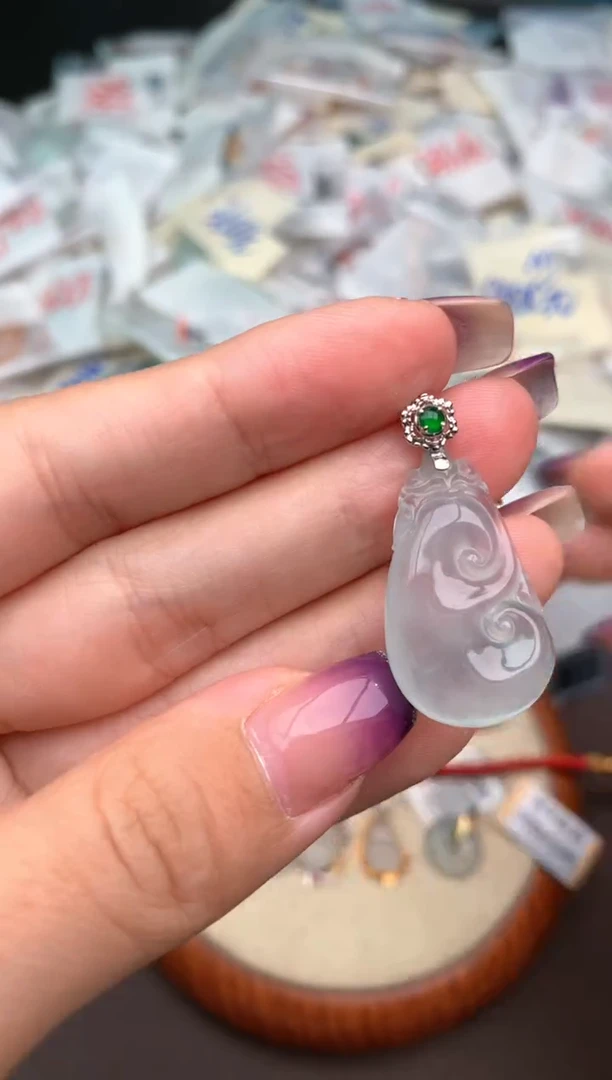 18K金镶嵌挂件翡翠—