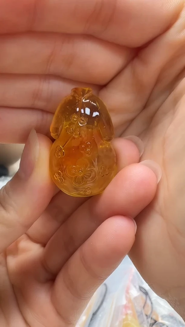 未镶嵌琥珀裸石如图