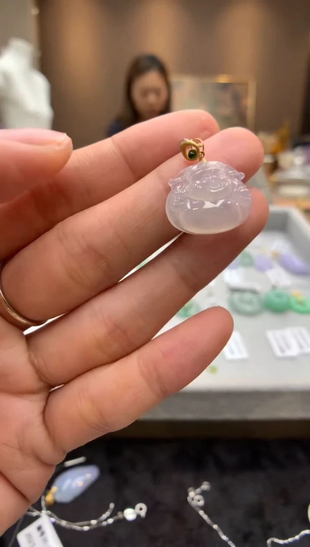 翡翠18K金镶嵌颈饰财神