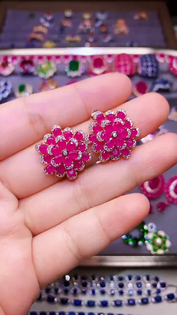 银S925镶嵌耳饰红宝石....