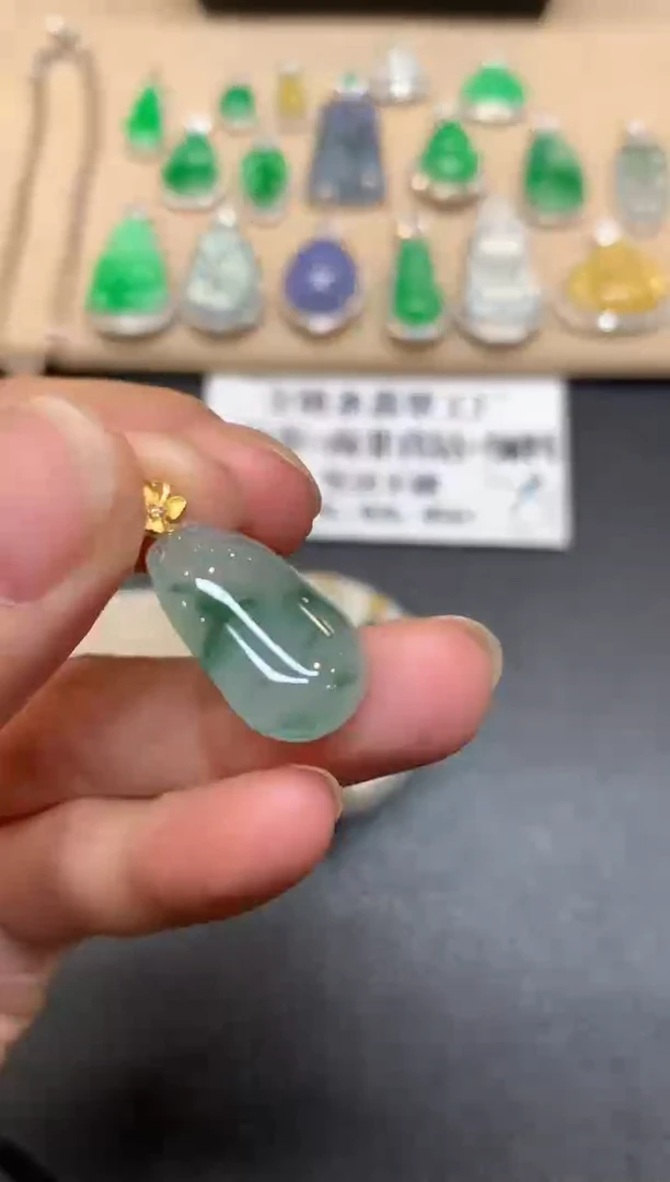 颈饰18K金镶嵌翡翠福瓜【无服务费