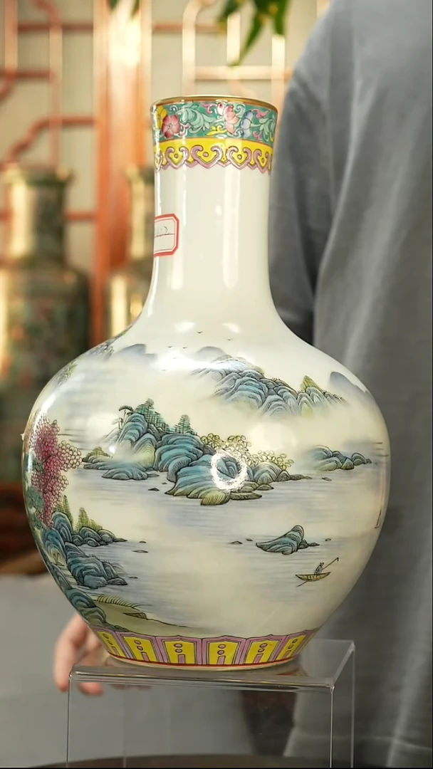 其他粉彩山水画片赏瓶一只