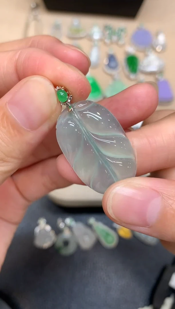 颈饰18K金镶嵌翡翠树叶【无服务费