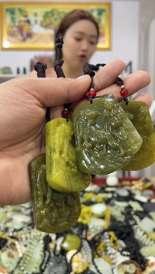 岫玉未镶嵌吊坠多样性发货发其中一件