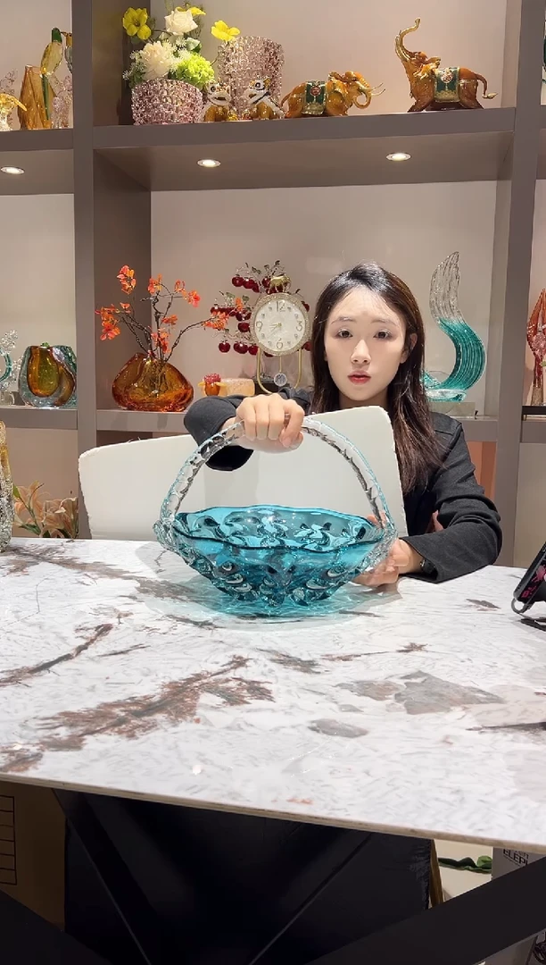 手提蓝色艺术果盘