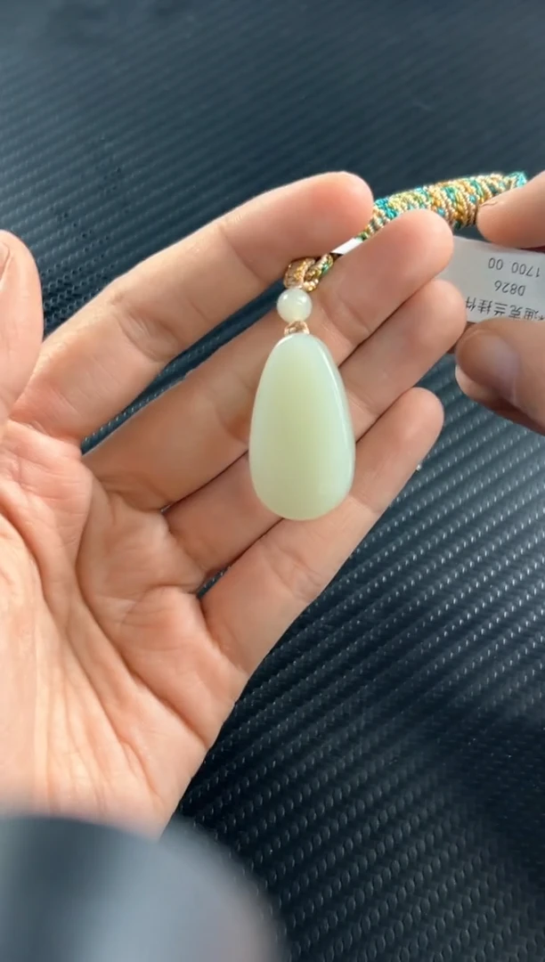 吊坠(赠链)未镶嵌和田玉毕****)且末微色差迪克兰一细
