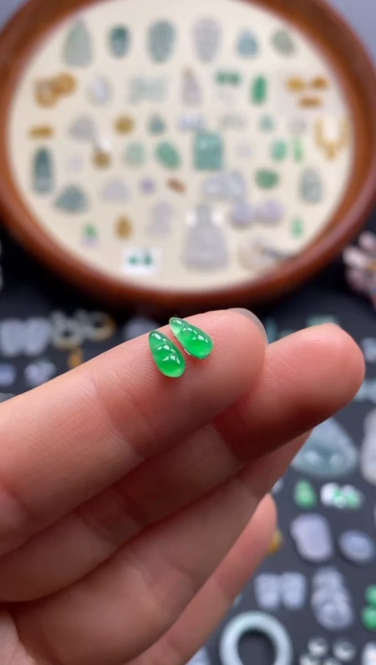 翡翠未镶嵌颈饰高冰阳緑豆子1对/芬