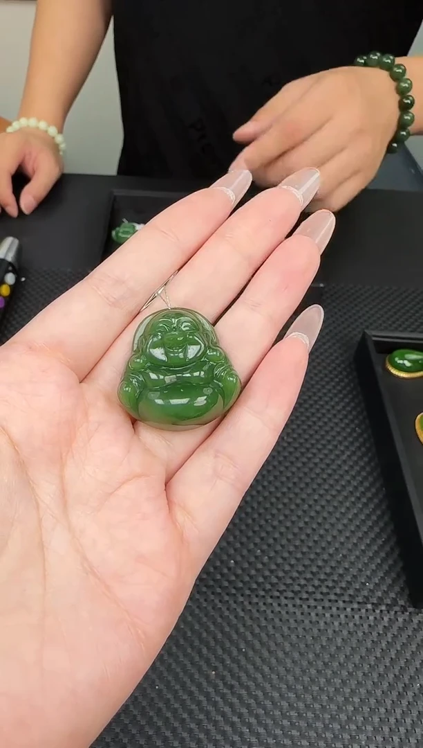 吊坠(不含链)未镶嵌和田玉一个，多样性发一件