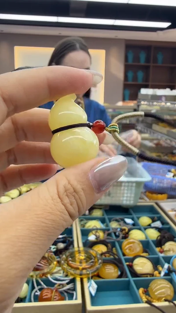 琥珀颈饰未镶嵌223秒拍号 假一罚三