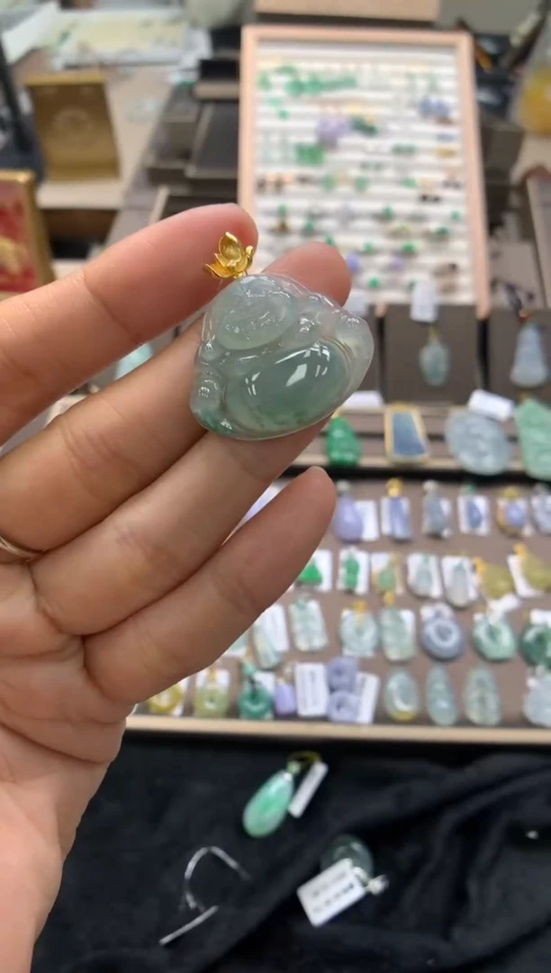 颈饰18K金镶嵌翡翠佛公
