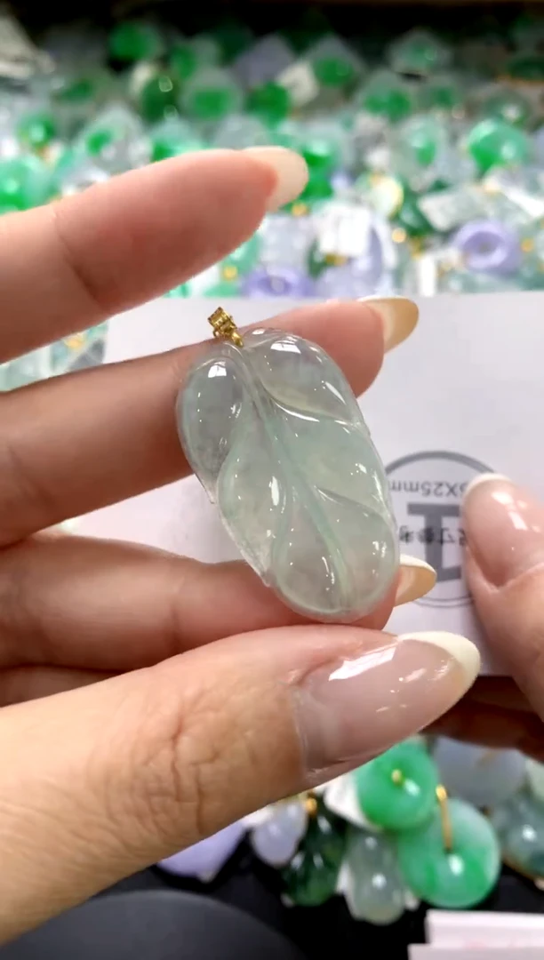 翡翠18K金镶嵌颈饰1111111111111111