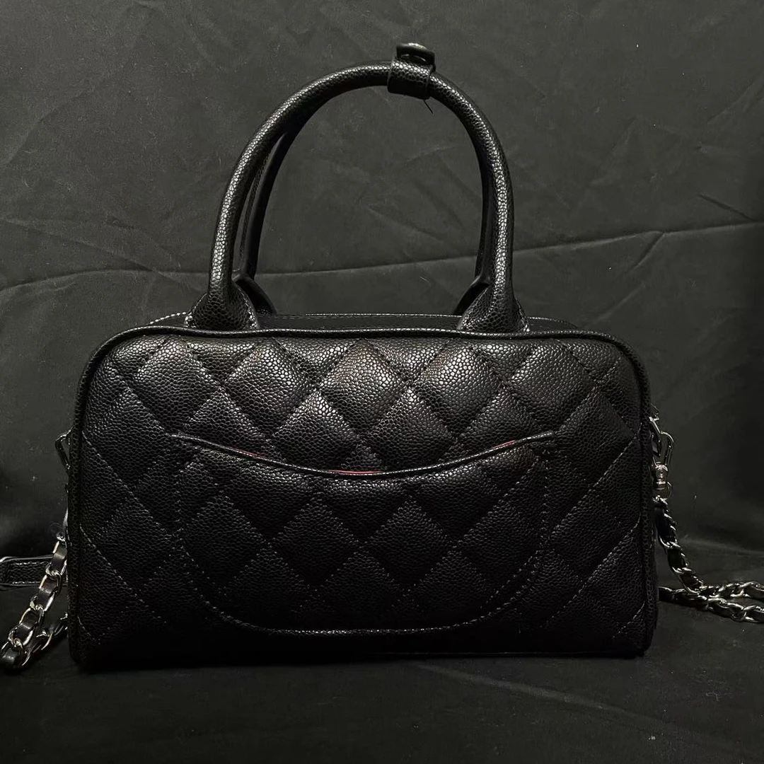 LQ-WITH-QUEEN真皮女包枕头保黑色-鱼