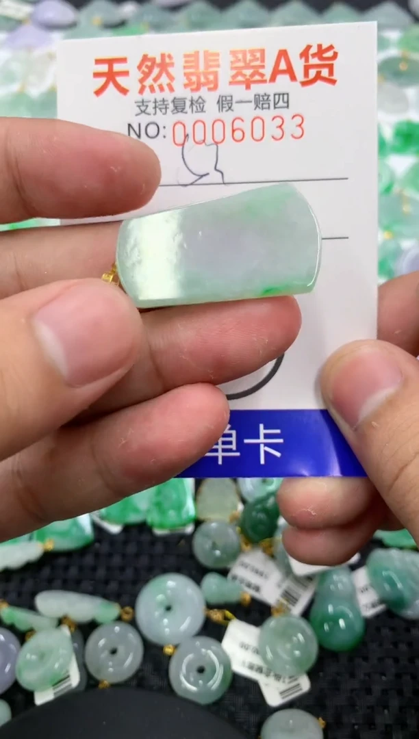 翡翠18K金镶嵌颈饰11111111111