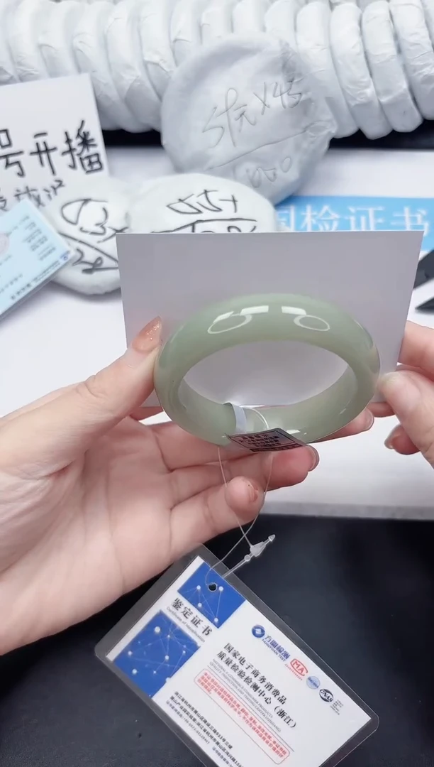 未镶嵌手镯石英质玉42-54.6DK