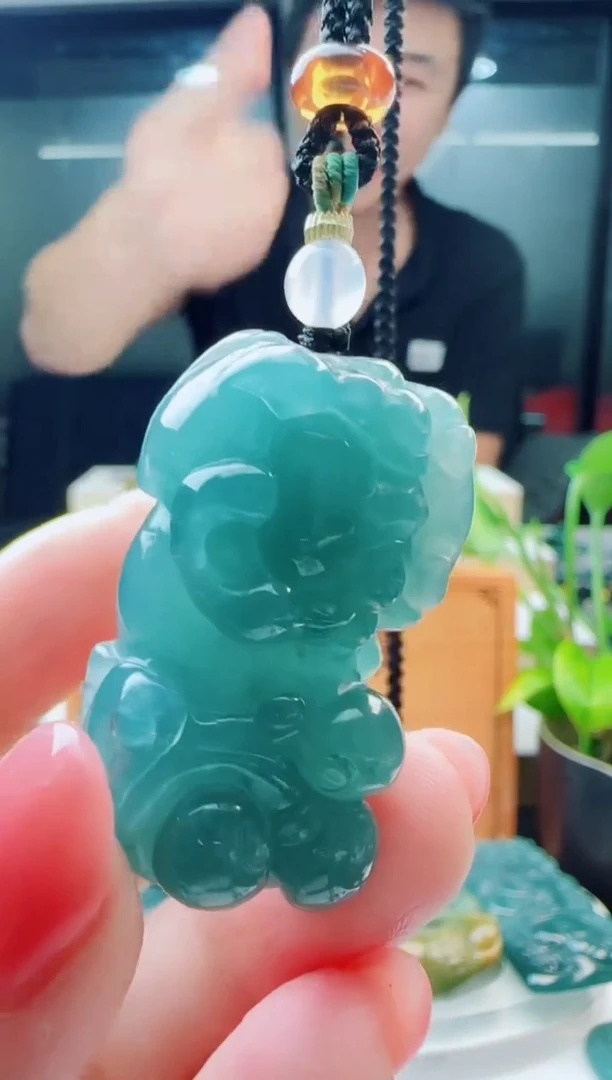翡翠未镶嵌颈饰多样性发货其中一件