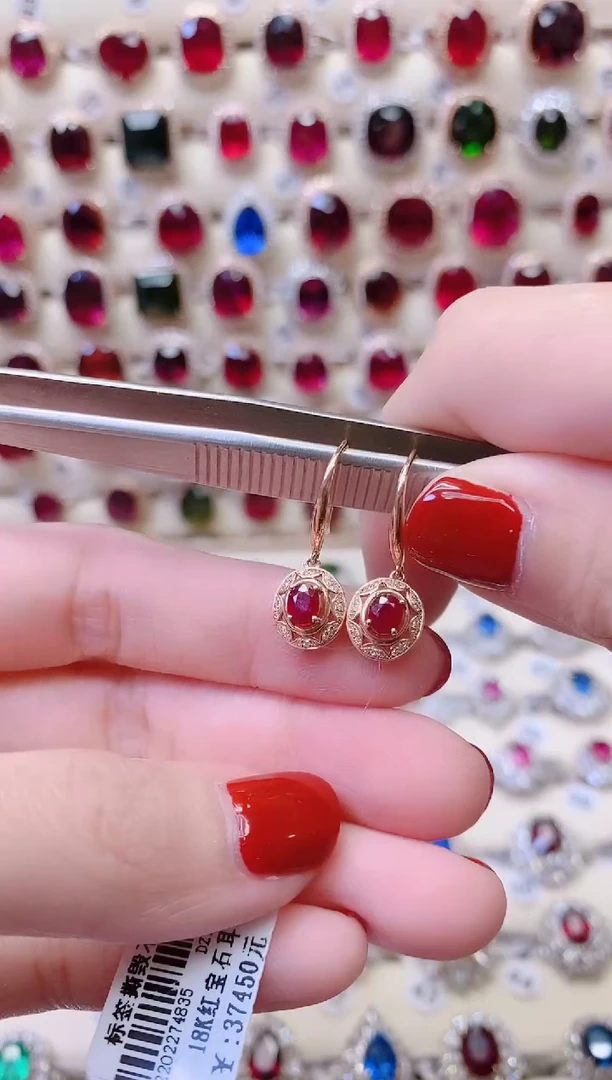 18K金镶嵌耳钩红宝石时***?1