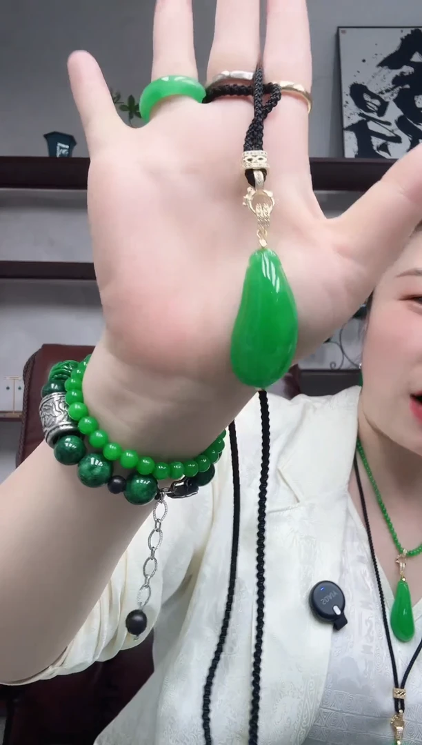 吊坠(赠链)未镶嵌翡翠福瓜