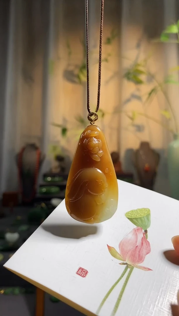 和田玉18K金镶嵌颈饰，小兔擒荷叶，前途似锦，荷荷美美