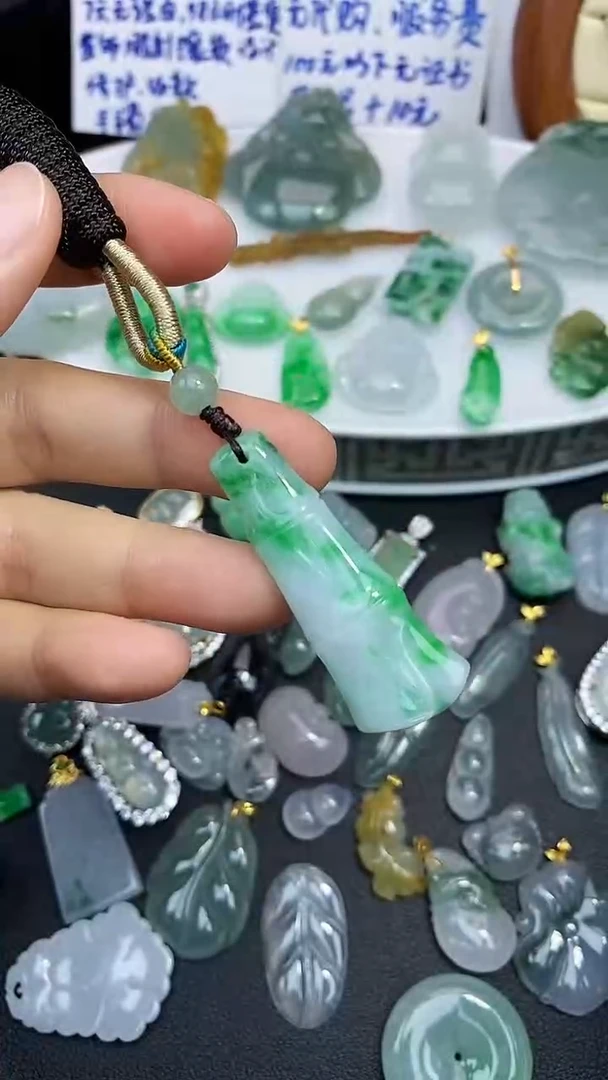 颈饰未镶嵌翡翠吊坠