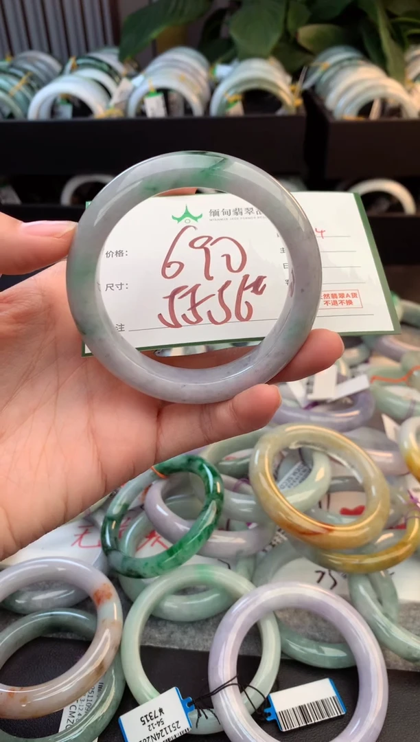 未镶嵌定制翡翠毛货需精细抛光+多人