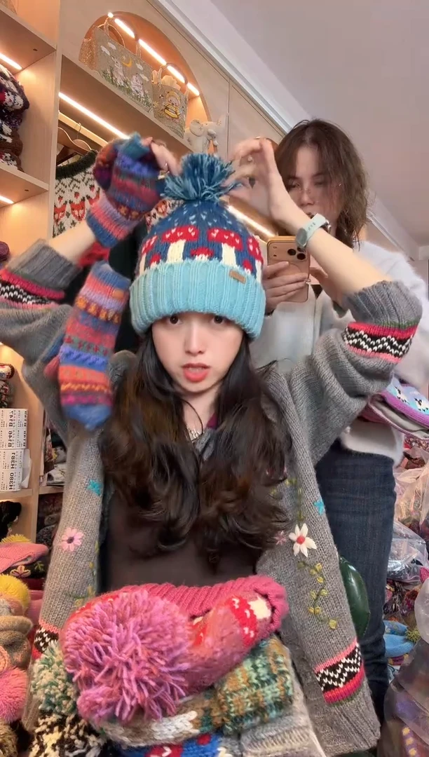 羊毛蓝色翻边蘑菇单球帽