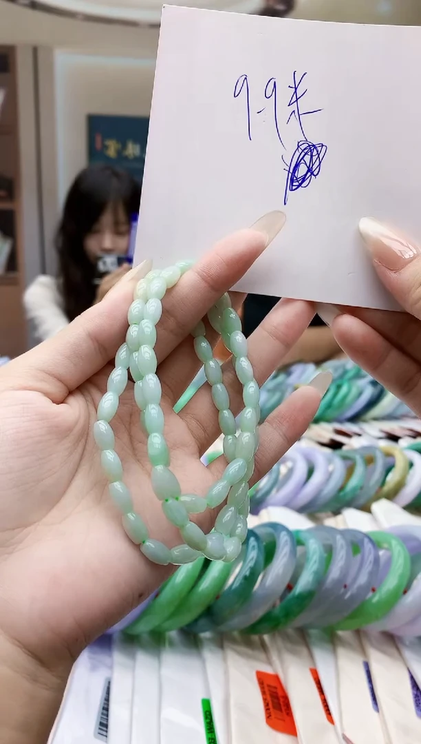 翡翠未镶嵌颈饰多样性发其一