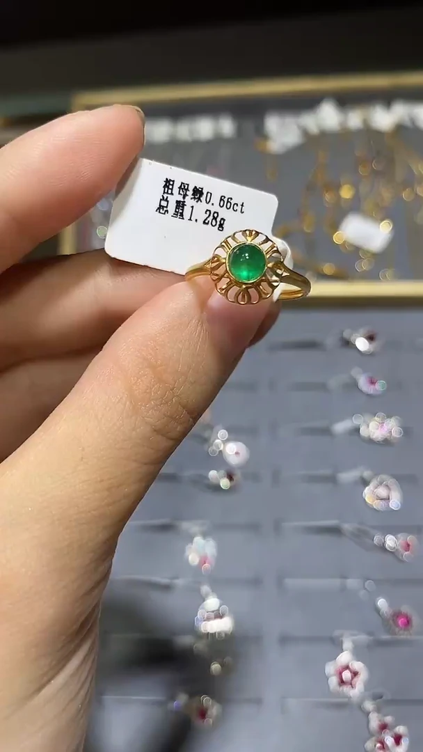 18K金镶嵌戒指祖母绿