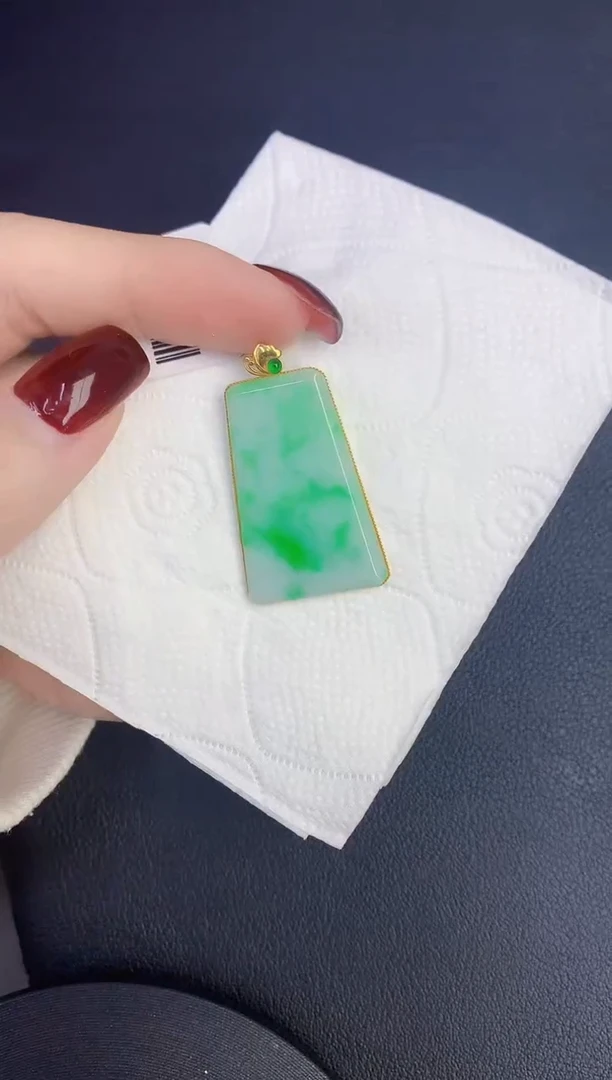 颈饰18K金镶嵌翡翠缅甸天然翡翠A货