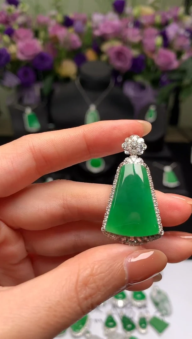 颈饰18K金镶嵌翡翠无事牌