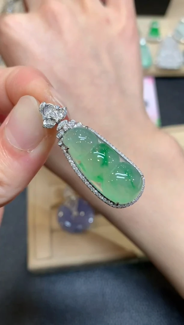 【闪购商品】翡翠颈饰18K金镶嵌福豆【无服务费】