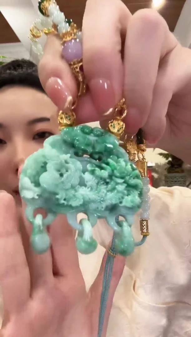 翡翠未镶嵌颈饰国风