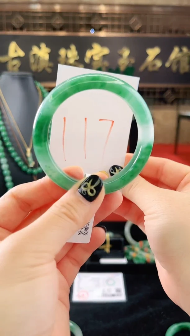 未镶嵌手镯石英质玉（非洲翠）微瑕，一经发货，运费不退介意勿拍