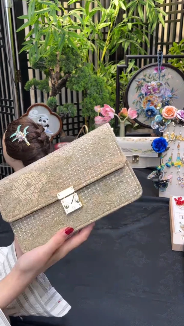 织绣牧**笛非遗绒花饰品