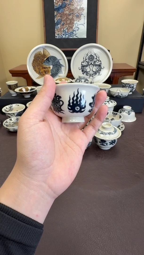 二号釉八宝纹小压手杯