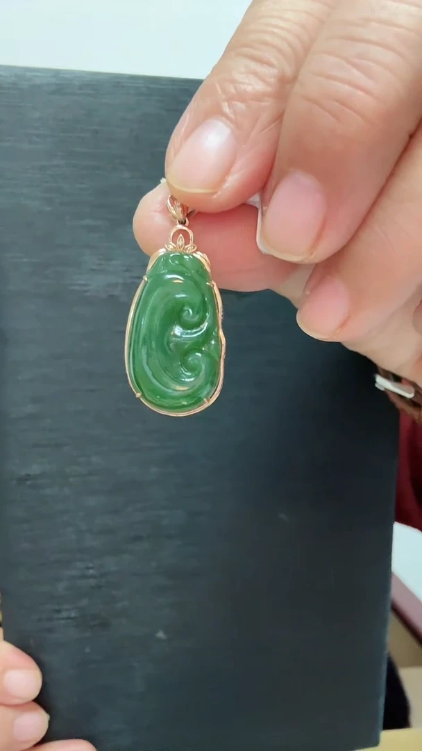 颈饰18K金镶嵌和田玉挂坠